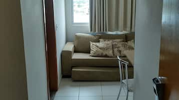 Apartamento | Zona de estar | Televisión de pantalla plana de 32 pulgadas con canales digitales