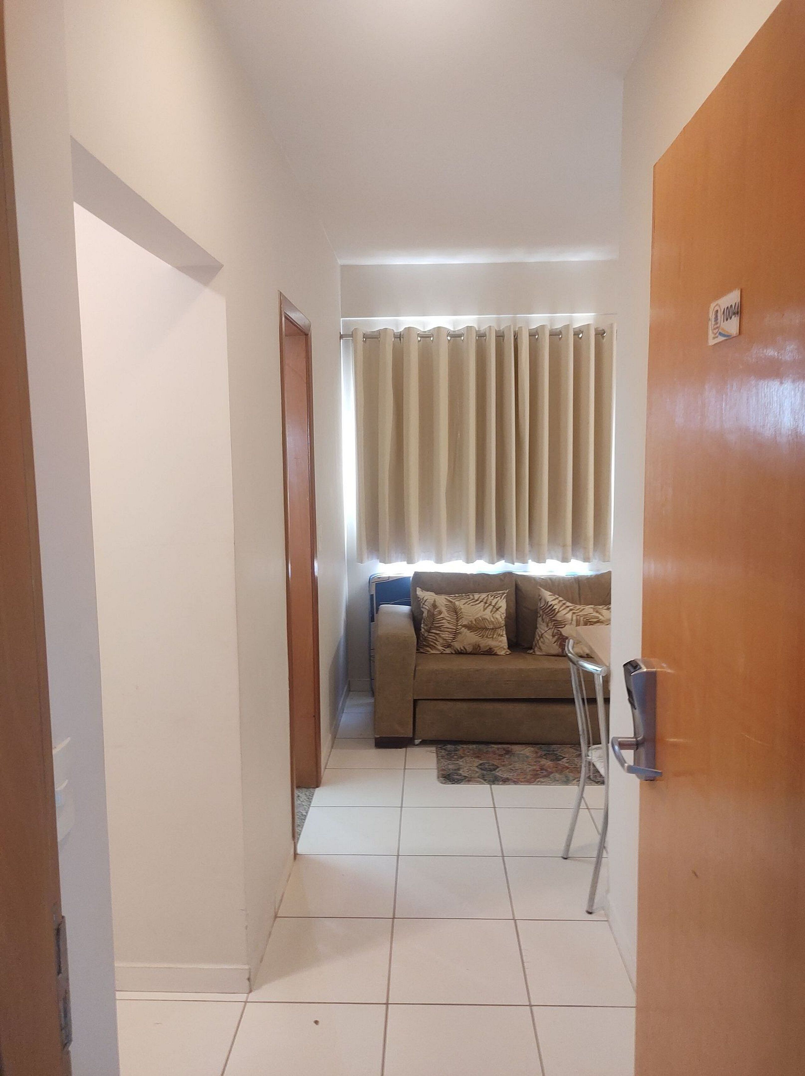 公寓 | 起居区 | 32-英寸纯平电视 （配备数码频道）、电视