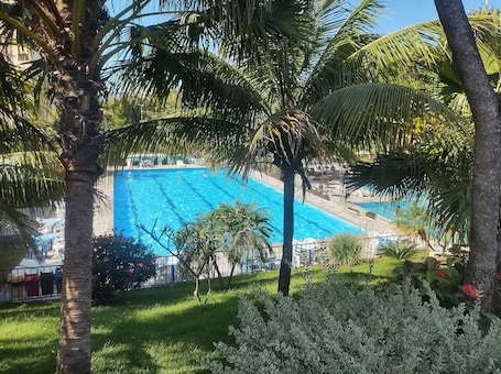 6 piscinas al aire libre, sombrillas, sillones reclinables de piscina