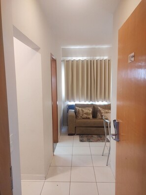 Appartement | Woonruimte | Een 32-inch flatscreentelevisie met digitale zenders en televisie