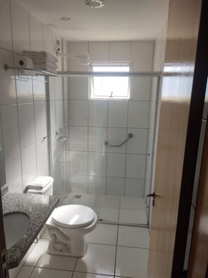 Basic Apartment | Bathroom | Shower, rainfall showerhead, towels, soap -  Golden Dolphin Express via Roberto Imoveis (Caldas Novas)