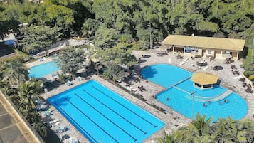 6 piscinas externas, guarda-sóis, espreguiçadeiras