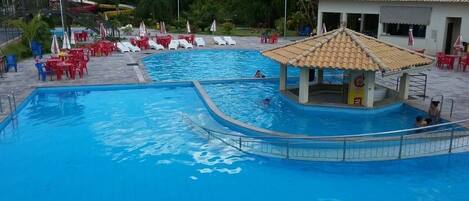 6 piscines extérieures, parasols de plage, chaises longues