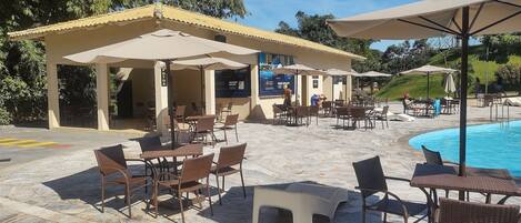 6 Außenpools, Sonnenschirme, Liegestühle