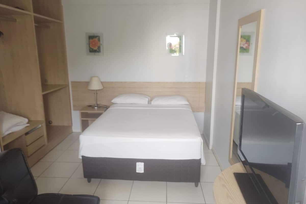 Habitación cuádruple tradicional | Caja fuerte, wifi gratis, ropa de cama