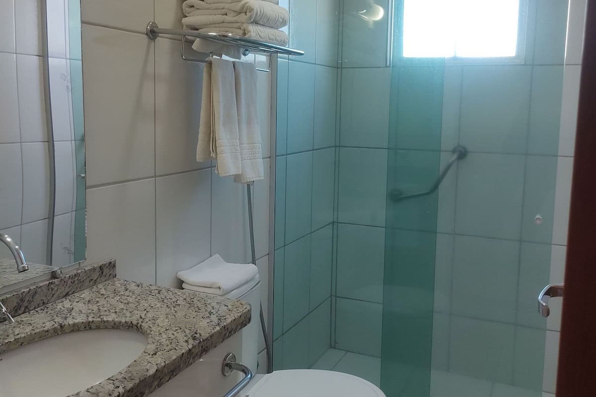 Suite | Bathroom | Shower, rainfall showerhead, towels, soap