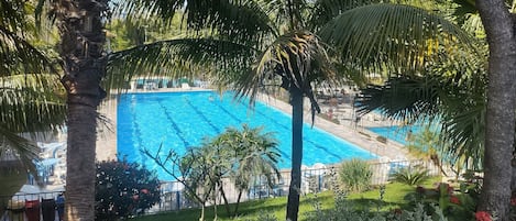 6 piscinas externas, guarda-sóis, espreguiçadeiras