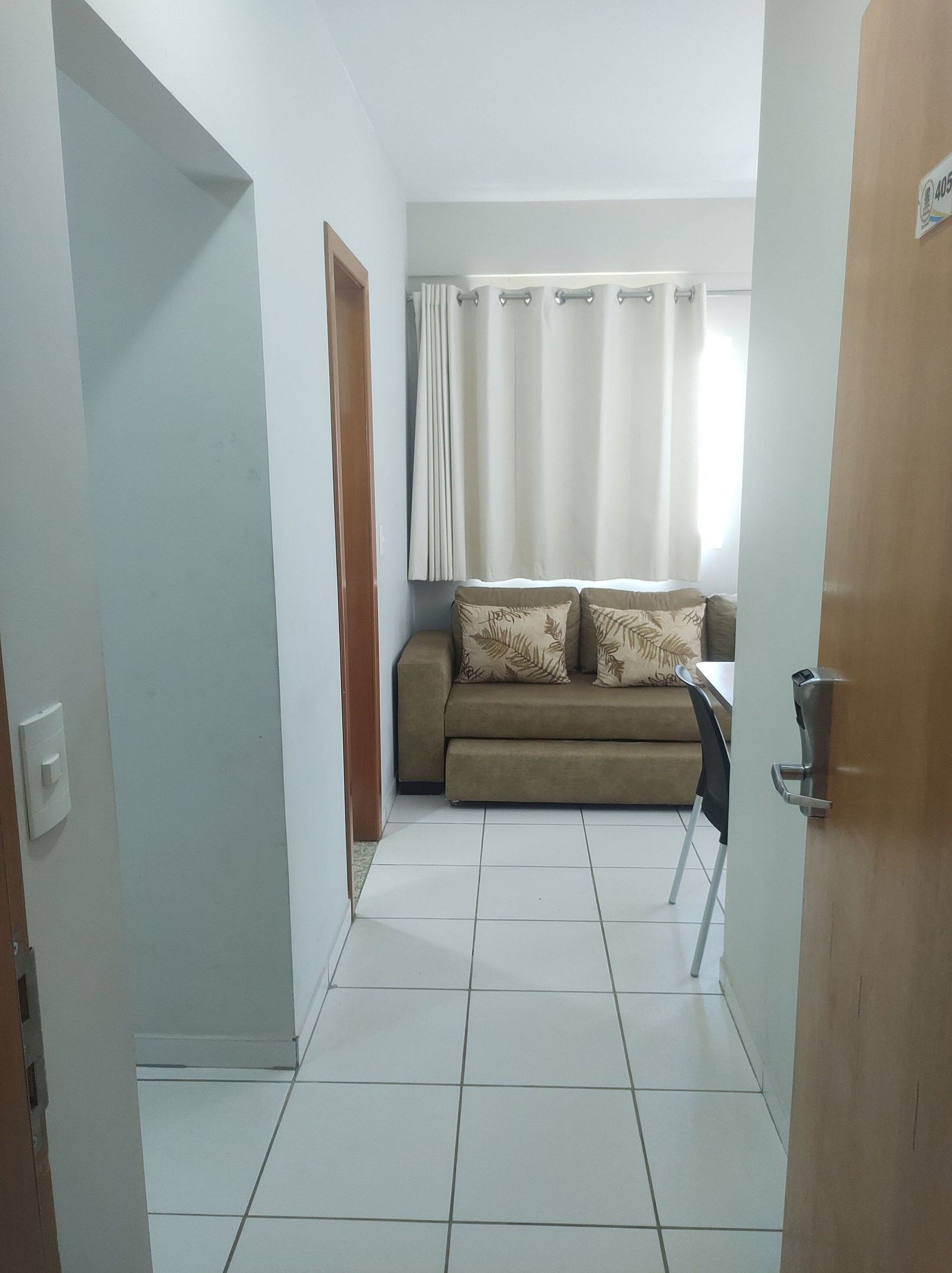 Een 32-inch flatscreentelevisie met digitale zenders en televisie