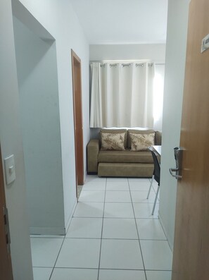 Televisi layar datar 32-inci dengan saluran TV digital dan TV