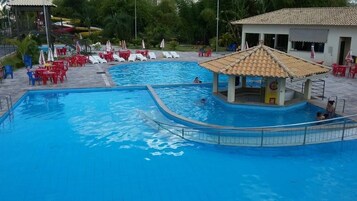 6 piscinas externas, guarda-sóis, espreguiçadeiras