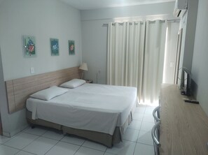 Suite | In-room safe, free WiFi, bed sheets - Golden Dolphin Express via Roberto Imoveis (Caldas Novas)