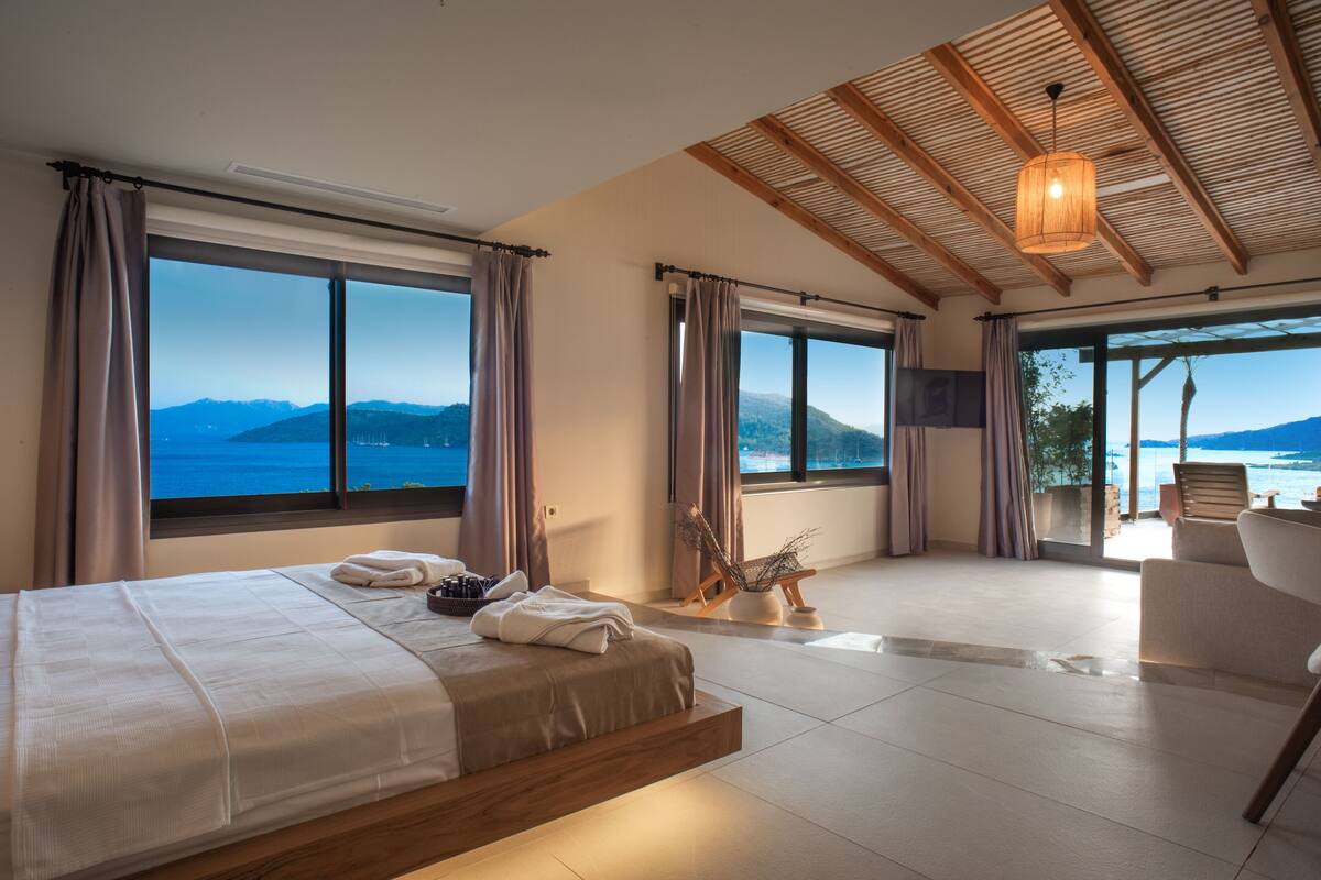 Suite de luxe, vistes al mar | Caixa forta a l'habitació i escriptori