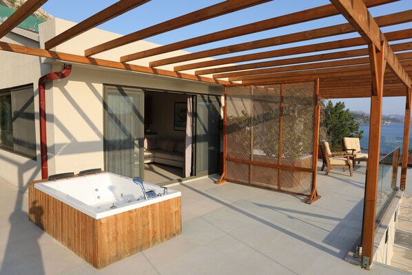 Suite de luxe, vistes al mar | Terrassa o pati