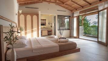 Kahden hengen luksushuone, 1 makuuhuone, merinäköala | Tallelokero huoneessa, työpöytä