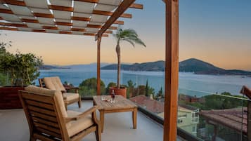 Luxury Suite, Sea View | Terrace/patio