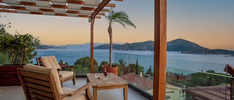 Suite luxueuse, vue sur la mer | Terrasse/patio