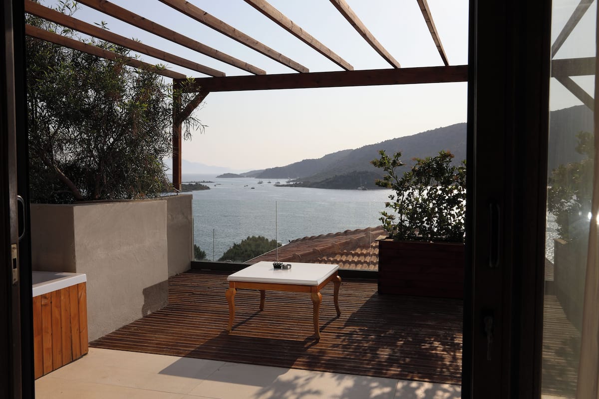 Doppia Deluxe, 1 camera da letto, vista mare | Una cassaforte in camera, una scrivania, postazione laptop