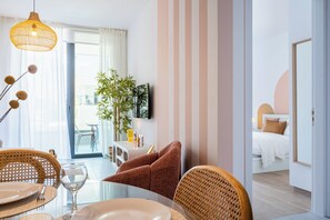 Apartment, 1 Double Bed, Kitchen, City View | In-room dining