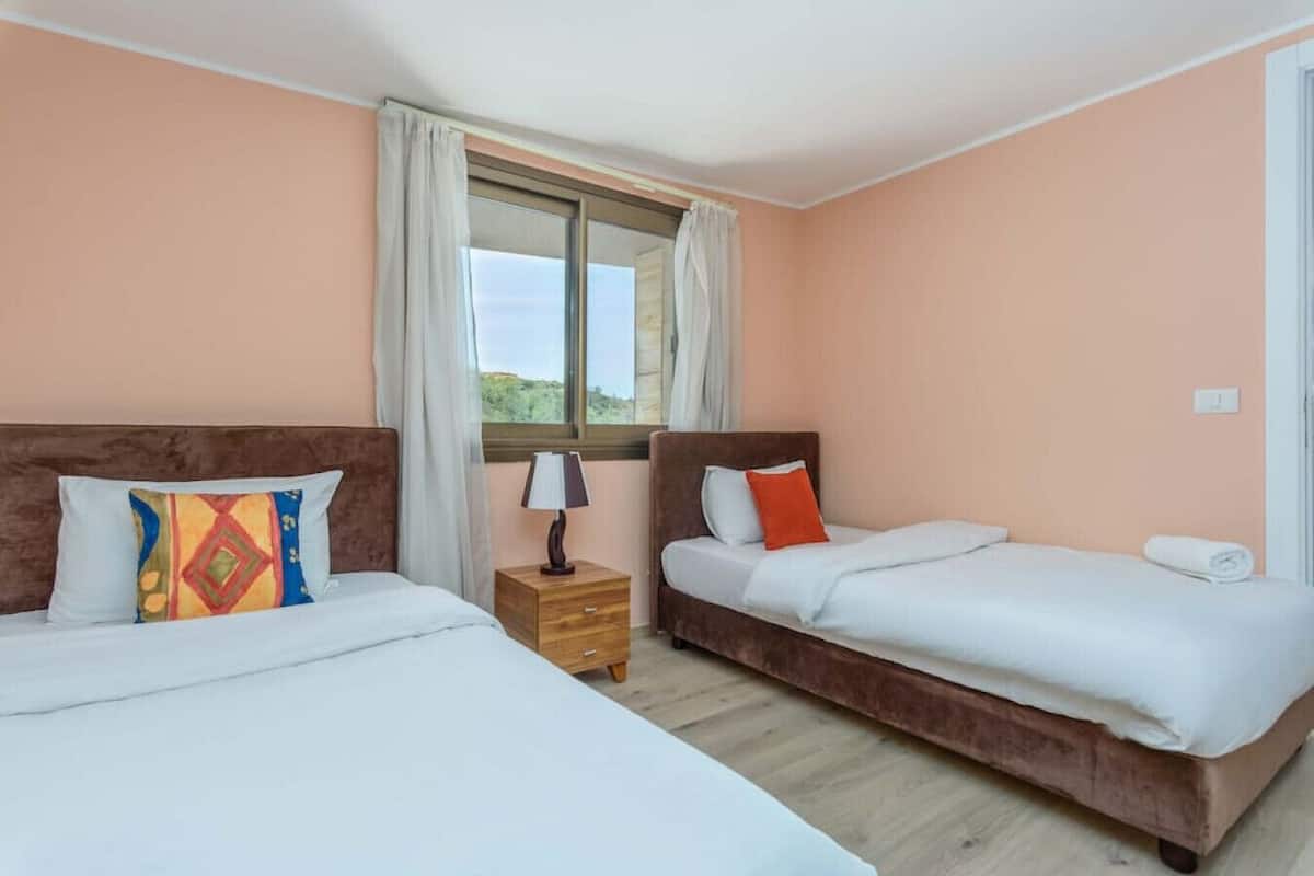 Sia - Mountain view 2BR Apartment & Balcony | Premium bedding, blackout drapes, WiFi (free), individually decorated