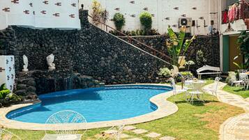 Una piscina al aire libre