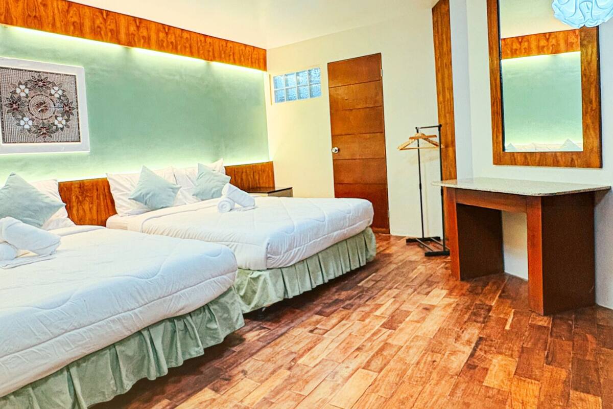 Phòng 4 dành cho gia đình, không hút thuốc, quang cảnh hồ bơi