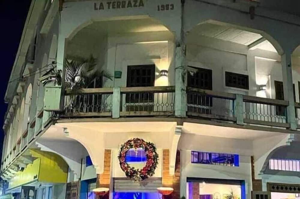 EJECUTIVO CESAR MARISCOS