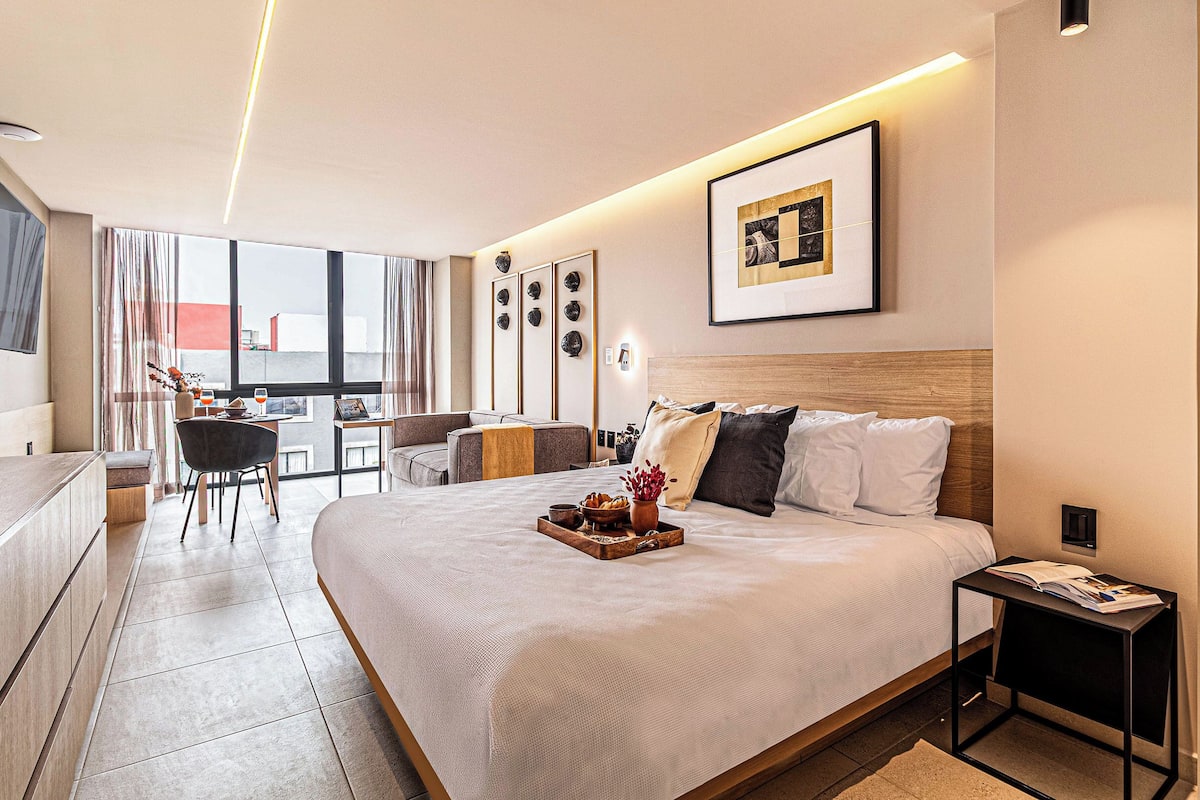 Apartamento superior | Cofres nos quartos, Wi-Fi de cortesia, roupa de cama