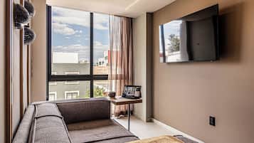 Departamento, 2 habitaciones | Área de sala de estar | Smart TV de 55 pulgadas con canales digitales