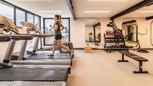 A gym with treadmills, a bench, and weightlifting equipment. - Kukun Tonalá 121 Roma  (Mexico City)
