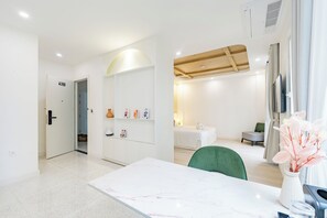 Hochwertige Bettwaren, Betten mit Memory-Foam-Matratzen, Minibar