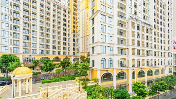 A multi-story hotel with a central courtyard, a dome structure, and a large building with arched windows. - Hub Multi Hotel Phu Quoc (Phu Quoc)