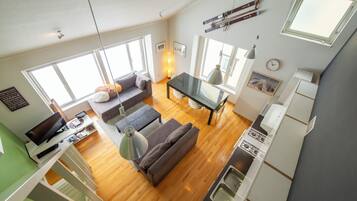 Apartemen, pemandangan gunung | Area keluarga