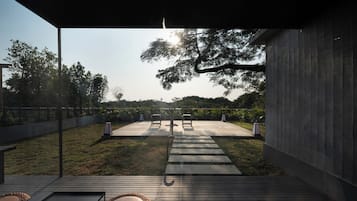 Romantisk dobbeltrom, hageutsikt | Terrasse/patio