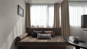 Deluxe Studio Suite, Courtyard View | Desk, free WiFi