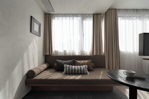 Suíte estúdio luxo, vista para o pátio | Escrivaninha, Wi-Fi de cortesia