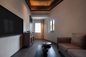 Suite | Desk, free WiFi