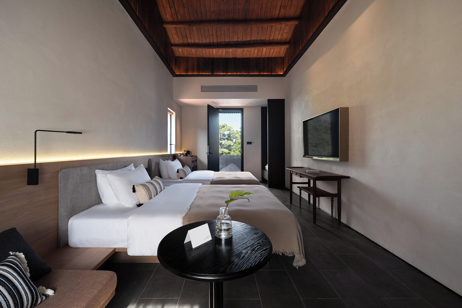 Basic-værelse med dobbeltseng eller 2 enkeltsenge - udsigt til gårdsplads | Skrivebord, gratis Wi-Fi