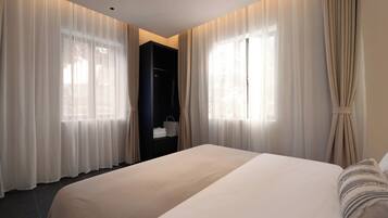 Familien-Suite, Blick auf den Innenhof | Schreibtisch, kostenloses WLAN