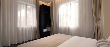 Family Suite, Courtyard View | Desk, free WiFi