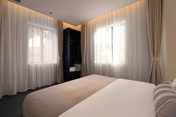 Family Suite, Courtyard View | Desk, free WiFi