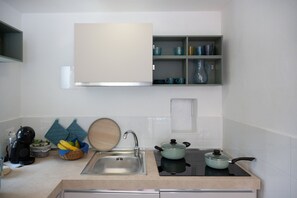 Kühlschrank, Mikrowelle, Wasserkocher mit Kaffee-/Teezubehör