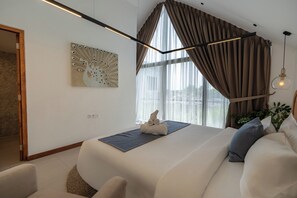 Ein modernes Schlafzimmer mit einem großen Bett, Wandkunst mit Pfau-Motiv, Blick auf die Stadt durch transparente Vorhänge und einem minimalistischen Design.