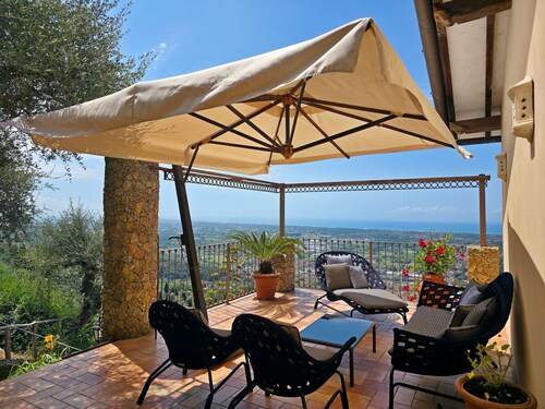 Villa with sea view for 6 people
