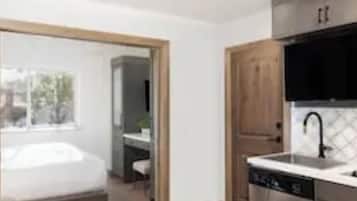 Classic Studio Suite | Private kitchen | Oven, stovetop, dishwasher, cookware/dishes/utensils