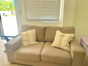 Smart TV - Beautiful 2-bedroom, 1-bathroom Villa with AC and WiFi (Adacao)