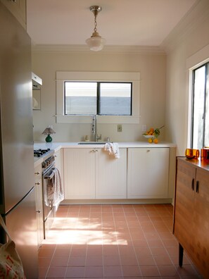 Mikrovågsugn, ugn, spishäll och diskmaskin