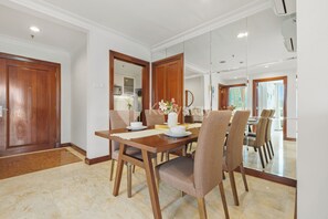 Apartment, 3 Bedrooms, City View | Dining room