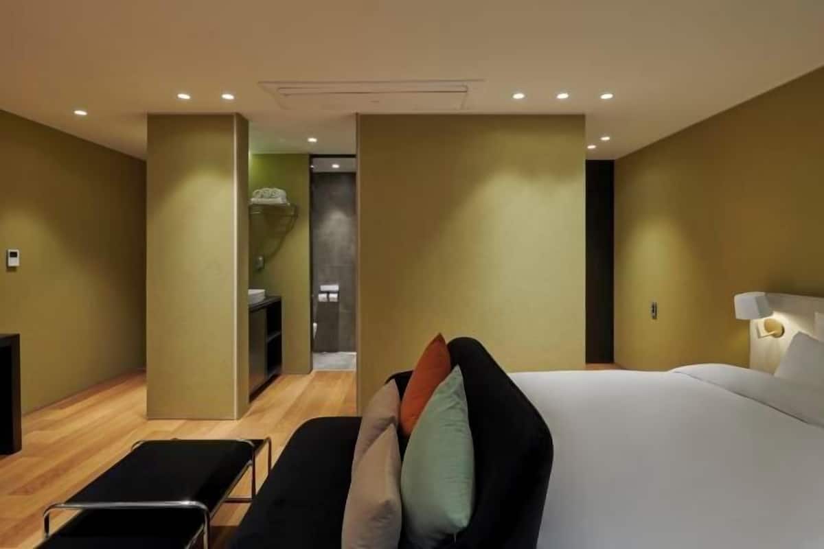 Desk, laptop workspace, free WiFi