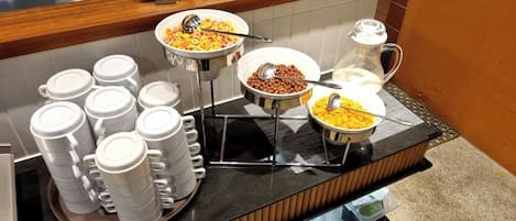 Een buffet met verschillende soorten eten en bestek.