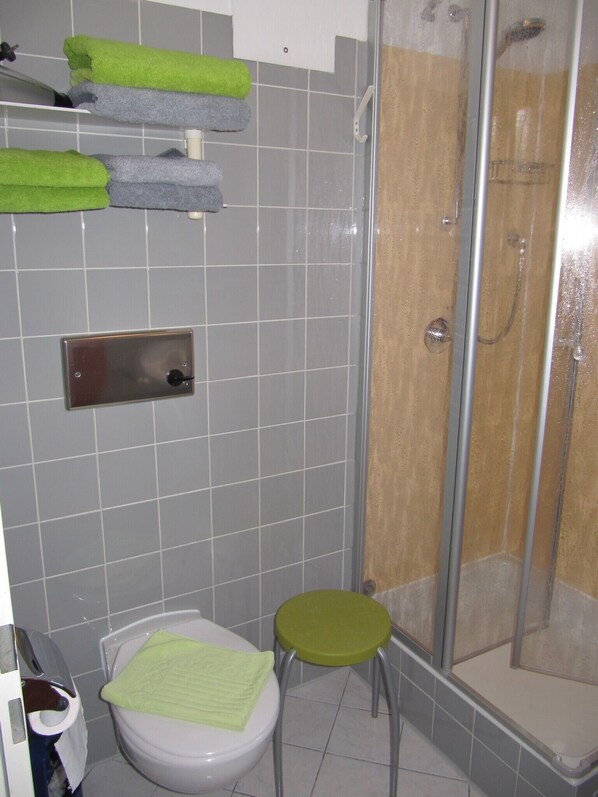 Dusch, hårtork och handdukar